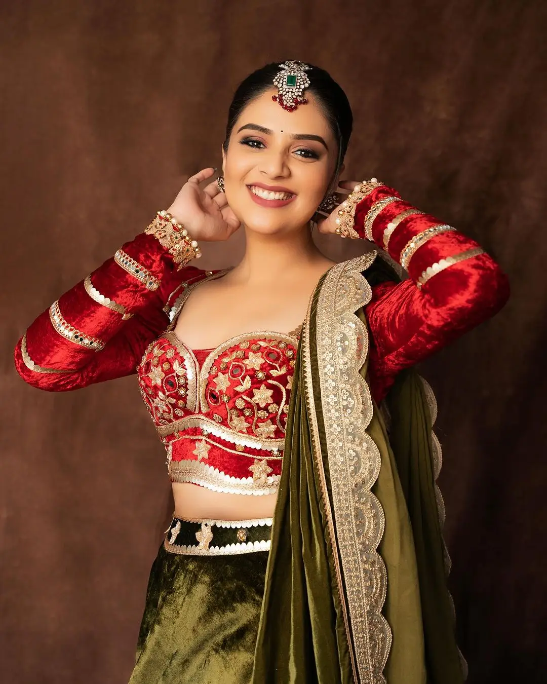 INDIAN TV ACTRESS SREEMUKHI IN TRADITIONAL GREEN LEHENGA RED CHOLI